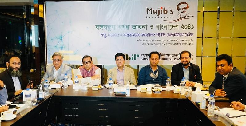 ‘বঙ্গবন্ধুর নগর ভাবনা ও বাংলাদেশ ২০৪১: স্বপ্ন, সম্ভাবনা ও বাস্তবায়নের পথনকশা’ শীর্ষক গোলটেবিল বৈঠকে অতিথিরা। ঢাকা, ২২ নভেম্বর