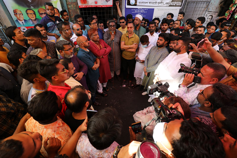 আন্দোলনরত পদবঞ্চিত ছাত্রলীগ নেতাদের কর্মসূচির সঙ্গে একাত্মতা জানিয়ে বক্তব্য দেন জেলা আওয়ামী লীগের নেতারা। শহরের টেম্পল সড়কের আওয়ামী লীগের দলীয় কার্যালয়ের সামনে