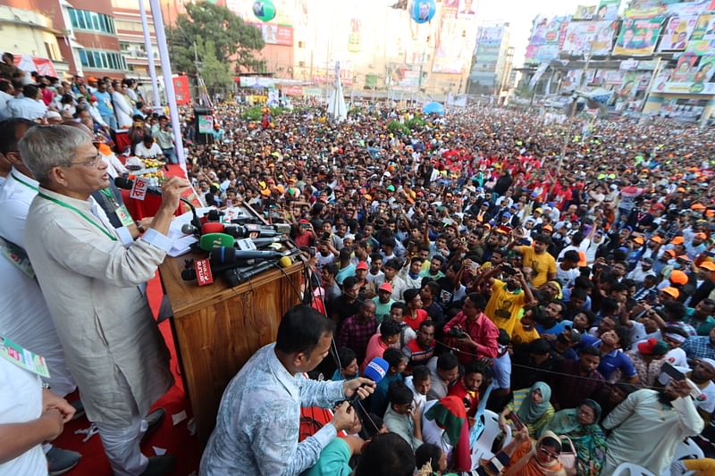 কুমিল্লা টাউন হল মাঠে আজ শনিবার অনুষ্ঠিত বিএনপির বিভাগীয় গণসমাবেশে প্রধান অতিথির বক্তব্য দেন মির্জা ফখরুল ইসলাম আলমগীর