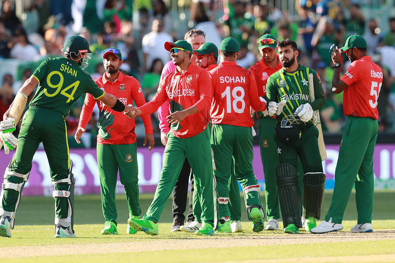 অলিখিত কোয়ার্টার ফাইনালে পাকিস্তানের কাছে হেরে টি–টোয়েন্টি বিশ্বকাপ থেকে বিদায় নিয়েছে বাংলাদেশ