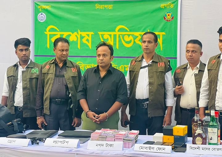 ‘ব্যাচেলর পয়েন্ট’ নির্মাতা কাজল আরেফিন লিখেছেন, ‘লগে আছি ডটকমের এমডি গ্রেপ্তার’।