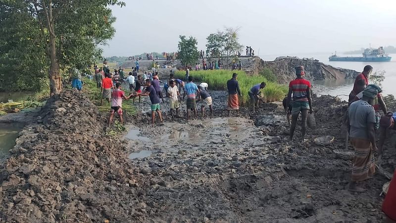 খুলনার কয়রা উপজেলার ধসে যাওয়া শাকবাড়িয়া নদীর বাঁধটি দিনভর স্বেচ্ছাশ্রমের মাধ্যমে মেরামত করেছেন এলাকাবাসী। বৃহস্পতিবার কয়রার দক্ষিণ বেদকাশী ইউনিয়নে