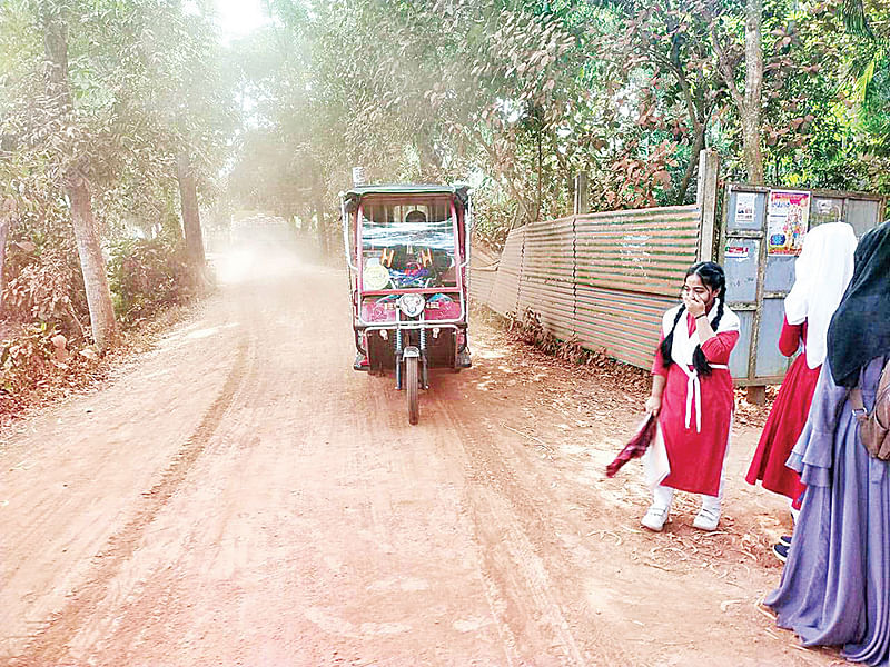 সড়কের কাজ বন্ধ থাকায় রাস্তায় ব্যবহৃত ইটের খোয়া গুঁড়া হয়ে ধুলায় পরিণত হয়েছে। যানবাহন চলাচল করলে ধুলা-বালুতে সড়ক  ঢেকে যায়। এতে  ভোগান্তি পোহাতে হয় পথচারীদের। গত রোববার দুপুরে মুন্সিগঞ্জ সদর উপজেলার সুখবাসপুর এলাকায়