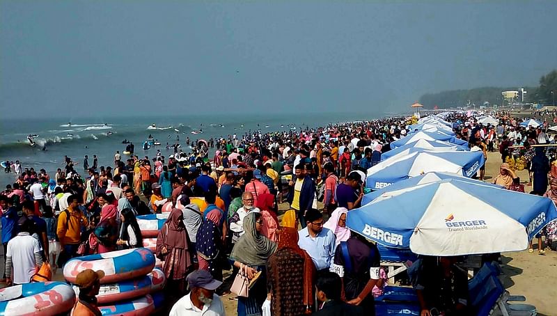 কক্সবাজার সৈকতে লাখো পর্যটকের ঢল। গত কয়েক দিনে কক্সবাজারে প্রায় ছয় লাখ পর্যটকের সমাগম ঘটেছে। বুধবার সৈকতের সুগন্ধা পয়েন্টে