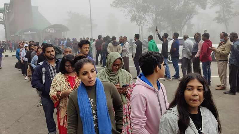 শীত উপেক্ষা করেই মেট্রোরেলে ভ্রমণ করতে রাজধানীর উত্তরা উত্তর স্টেশনে এসেছেন মানুষ