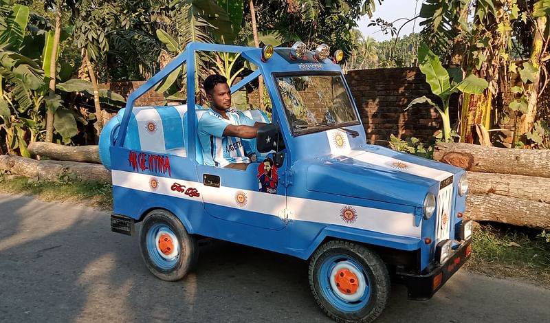 আর্জেন্টিনার পতাকার রঙে নিজের তৈরি জিপ গাড়ি রাঙিয়েছেন ফরিদপুর সদর উপজেলার বাসিন্দা লিটন শেখ।