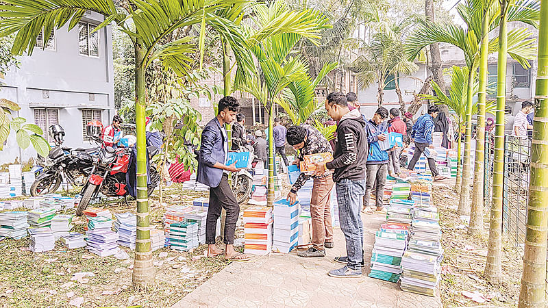 ১ জানুয়ারি দেশজুড়ে স্কুলে স্কুলে অনুষ্ঠিত হবে বই উৎসব। সে উপলক্ষে প্রতিষ্ঠান প্রতিনিধিদের কাছে বই বিতরণ করা হচ্ছে। গতকাল দুপুরে গাজীপুরের শ্রীপুর উপজেলা পরিষদ চত্বরে