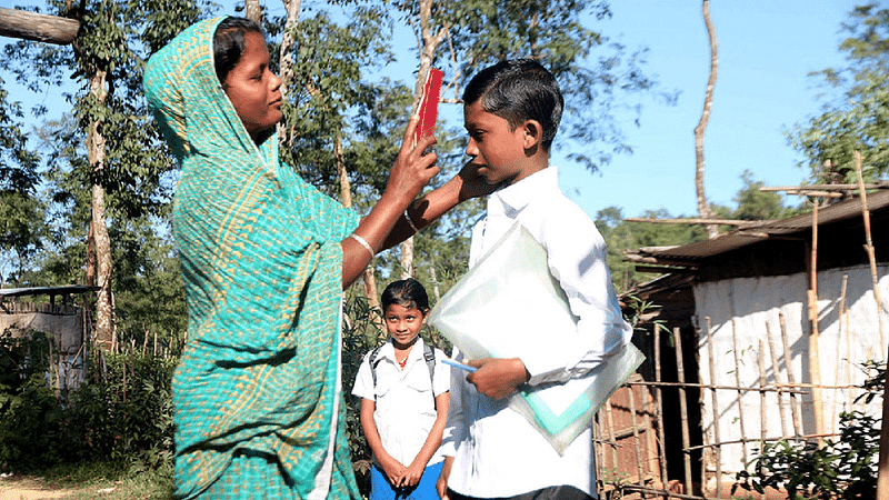 মা নিজে অভাবের তাড়নায় পড়ালেখা করতে পারেননি। তবে কষ্টের উপার্জন দিয়ে পড়াচ্ছেন দুই সন্তানকে। সন্তানের পরীক্ষার আগে যত্নে আঁচড়ে দিচ্ছেন চুল