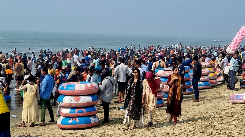 কক্সবাজার সমুদ্রসৈকতে পর্যটকের ভিড়। আজ শুক্রবার বেলা ১১টার দিকে সৈকতের সুগন্ধা পয়েন্টে