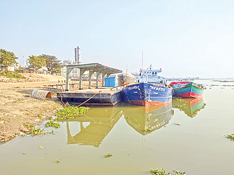 নদীর নাব্যতা–সংকটে অচল হয়ে পড়েছে সিরাজগঞ্জের শাহজাদপুর উপজেলার বাঘাবাড়ী নৌবন্দরটি