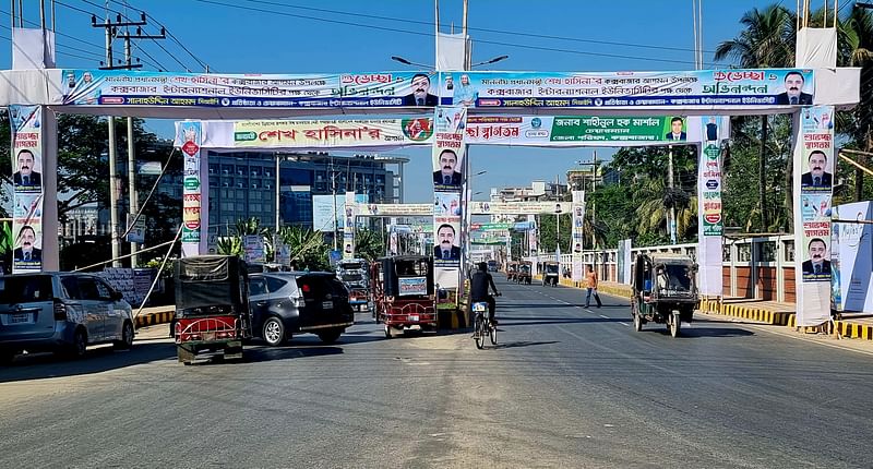 প্রধানমন্ত্রী শেখ হাসিনাকে স্বাগত জানিয়ে কক্সবাজার শহরের কলাতলী সৈকত সড়কে শতাধিক তোরণ বানিয়েছেন নেতা–কর্মীরা। মঙ্গলবার দুপুরে