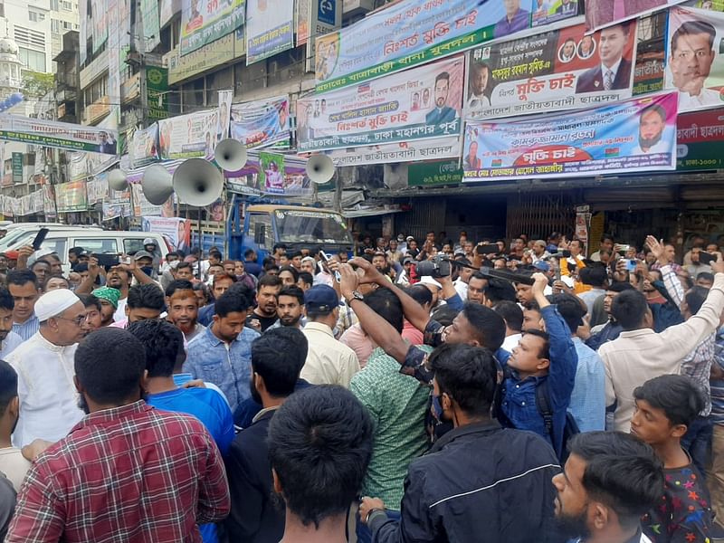 নয়াপল্টনে বিএনপি কার্যালয়ের সামনে নেতা–কর্মীদের ভিড়