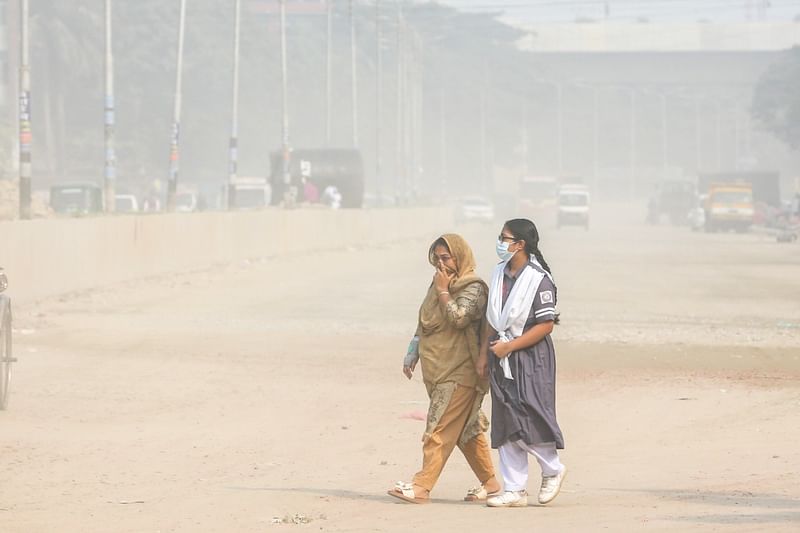 বাতাসের মান অস্বাস্থ্যকর হওয়ায় আজও সকালে বিশ্বের দূষিত শহরের তালিকায় শীর্ষে ছিল ঢাকা