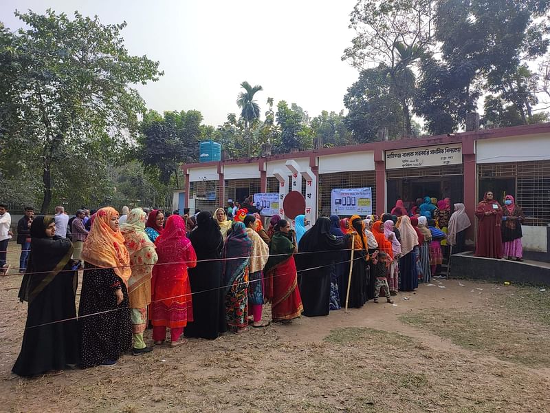 বেলা তিনটায় মাহিগঞ্জ বালক সরকারি প্রাথমিক বিদ্যালয় কেন্দ্রে নারী ভোটারদের দীর্ঘ লাইন