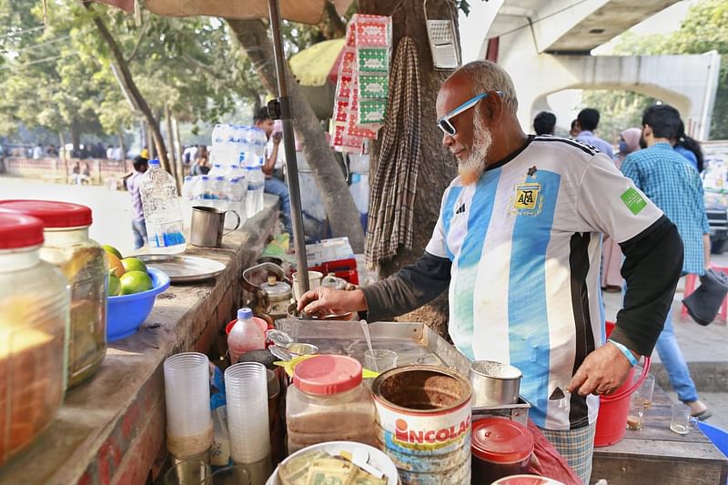 আর্জেন্টিনার সমর্থক আবদুল জলিল ওরফে স্বপন মামা ৩৮ বছর ধরে টিএসসিতে চা বিক্রি করছেন