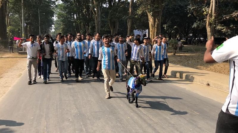 বিশ্বকাপ ফাইনালের আগে রাজশাহী বিশ্ববিদ্যালয় ক্যাম্পাসে শুভকামনা ও আনন্দমিছিল করেছেন আর্জেন্টিনা সমর্থকেরা