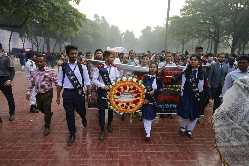 শহীদ বুদ্ধিজীবী স্মৃতিসৌধে আজ বুধবার ভোর থেকেই জড়ো হতে থাকে নানা বয়সী মানুষেরা