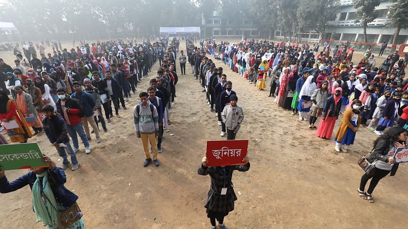 ‘গণিত শেখো, স্বপ্ন দেখো’ স্লোগানে ডাচ্ বাংলা-ব্যাংক–প্রথম আলো বগুড়া আঞ্চলিক গণিত উৎসব। আজ শনিবার সকালে বগুড়া জিলা স্কুল মাঠে