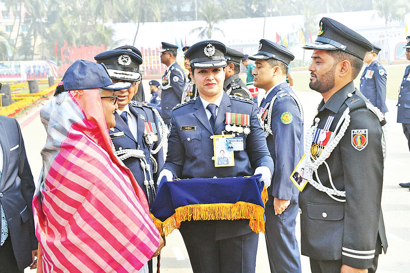 পুলিশ সপ্তাহের উদ্বোধন করেন প্রধানমন্ত্রী শেখ হাসিনা। পরে বিভিন্ন ক্ষেত্রে অবদানের জন্য পুলিশ ও র‍্যাব সদস্যদের পদক পরিয়ে দেন তিনি। গতকাল রাজধানীর রাজারবাগ পুলিশ লাইনসে