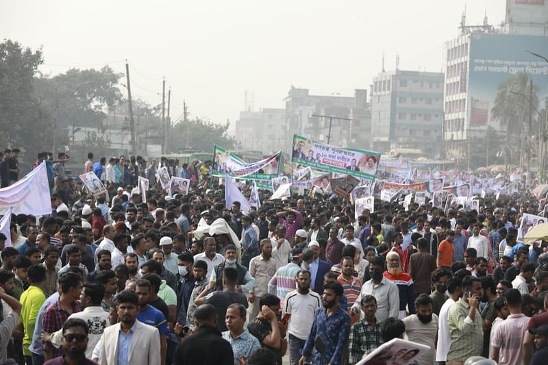 ঢাকায় বিএনপির পদযাত্রা কর্মসূচি উপস্থিত নেতাকর্মীরা। আওয়ামী লীগের পাল্টা কর্মসূচির মধ্যেই ইউনিয়নে ইউনিয়নে আজ পদযাত্রা কর্মসূচি পালন করবে বিএনপি।