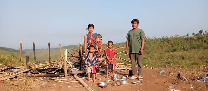 বান্দরবানের লামায় সরইয়ের রেংয়েনপাড়ার হামলা ও অগ্নিসংযোগের পর ম্রোদের একটি ঘর