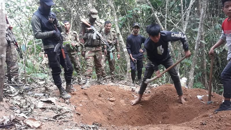 চলছে কবর খোঁড়ার কাজ। গত রোববার বান্দরবানের রুমায় জঙ্গি আস্তানায়