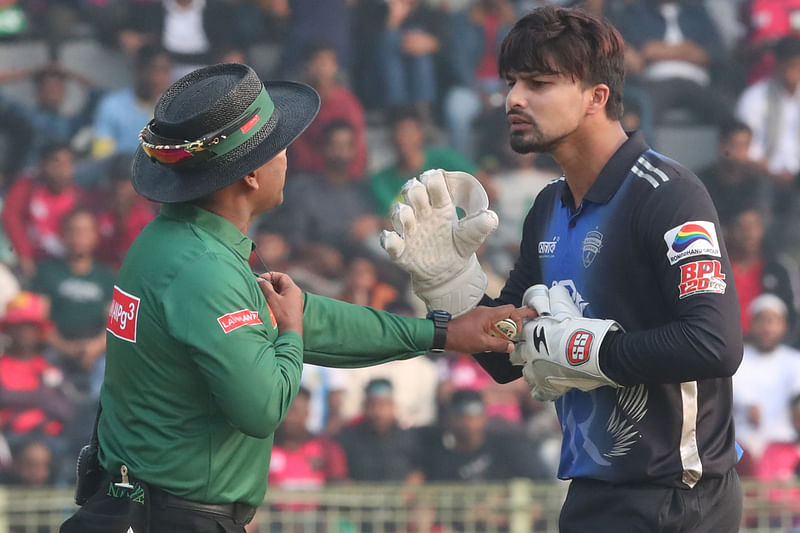 আম্পায়ার প্রাগিথ রামবুকভেলার সঙ্গে তর্ক করছেন রংপুর অধিনায়ক নুরুল হাসান। গতকাল সিলেটে