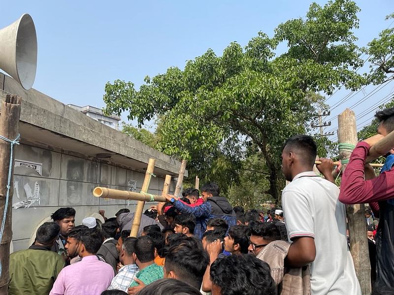 বিপিএলের টিকিট পেতে কাউন্টারের সামনে ক্রিকেটপ্রেমীদের ভিড়। আজ সিলেটে