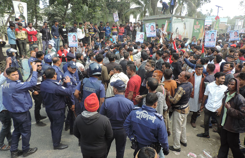 পাবনার সুজানগরে পুলিশের বাধায় উপজেলা বিএনপির বিক্ষোভ মিছিল কর্মসূচি পণ্ড হয়ে যায়। মঙ্গলবার দুপুর সুজানগর থানা মোড়ে