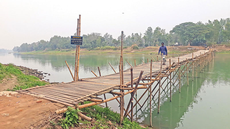 আত্রাই নদের ওপর সেতু নির্মিত না হওয়ায় দীর্ঘদিন ধরে দুর্ভোগ পোহাচ্ছেন লোকজন। সম্প্রতি নওগাঁর মান্দা উপজেলার কালিকাপুর খেয়াঘাটে