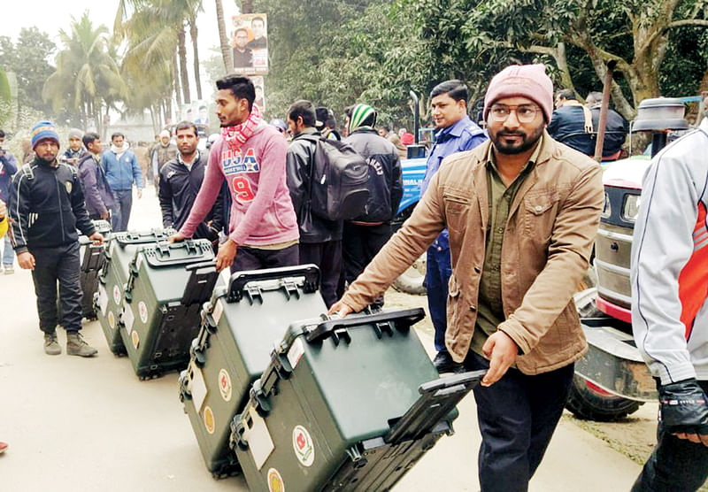 গাইবান্ধা-৫ আসনের উপনির্বাচনের জন্য বিভিন্ন কেন্দ্রে ইভিএম ও অন্যান্য নির্বাচনী সামগ্রী নেওয়া হচ্ছে। গতকাল দুপুরে ফুলছড়ি উপজেলা পরিষদ কার্যালয়ে