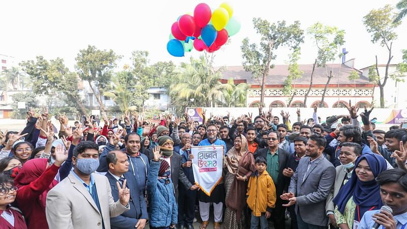 মাঘের শীতের সকালে উদ্বোধন হলো বিজ্ঞানচিন্তা-বিকাশ বিজ্ঞান উৎসবের। আজ সকালে খুলনার সেন্ট জোসেফ্স উচ্চবিদ্যালয় মাঠে