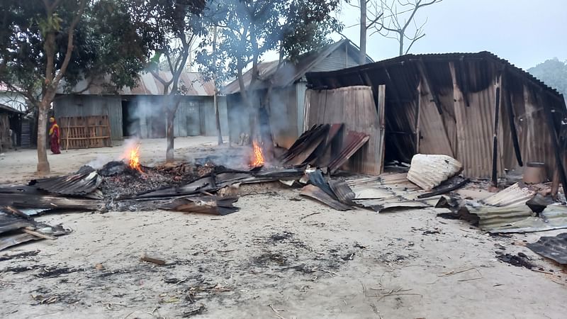 প্রতিপক্ষের দেওয়া আগুনে পুড়ে যাওয়া বাড়ি। আজ দুপুরে দিনাজপুরের ঘোড়াঘাট উপজেলার খোদাদাতপুর গ্রামে