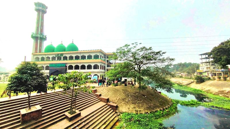 কিশোরগঞ্জের নরসুন্দা নদীর পাড়ে ঐতিহাসিক পাগলা মসজিদের অবস্থান