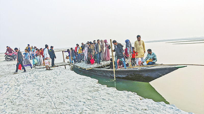 নাব্যতা-সংকটে কম যাত্রী নিয়ে চলতে হচ্ছে নৌকার মাঝিদের। এতে তাঁদের আয়ও কমে যাচ্ছে। গত শুক্রবার কুড়িগ্রামের চিলমারী উপজেলার ফকিরেরহাট ঘাটে