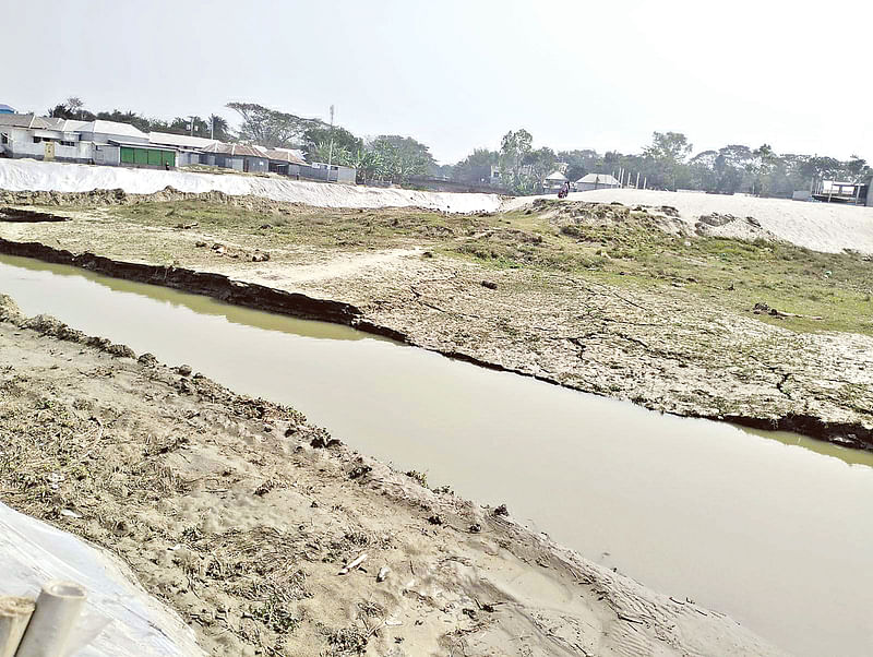 ফরিদপুরের চরভদ্রাসন উপজেলার গাজিরটেক ইউনিয়নের চরহাজিগঞ্জ বাজারসংলগ্ন পদ্মা নদীতে খননকাজ করেছে বিআইডব্লিউটিসি