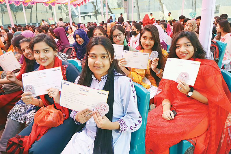 শিখো-প্রথম আলো জিপিএ-৫ প্রাপ্ত কৃতী শিক্ষার্থী সংবর্ধনা অনুষ্ঠানে ক্রেস্ট ও সনদ হাতে শিক্ষার্থীরা। গতকাল ফরিদপুর উচ্চবিদ্যালয় প্রাঙ্গণে