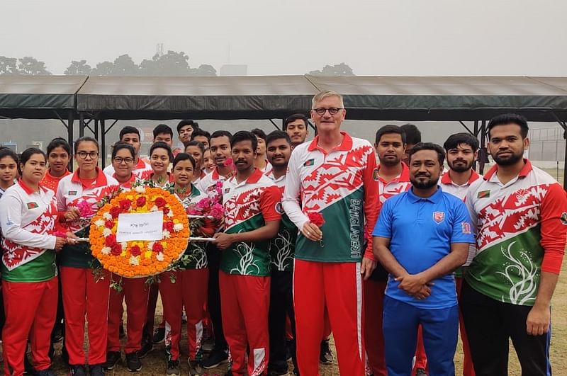 ফুল দিয়ে ভাষাশহীদদের প্রতি শ্রদ্ধা জানিয়েছে বাংলাদেশ আর্চারি দল