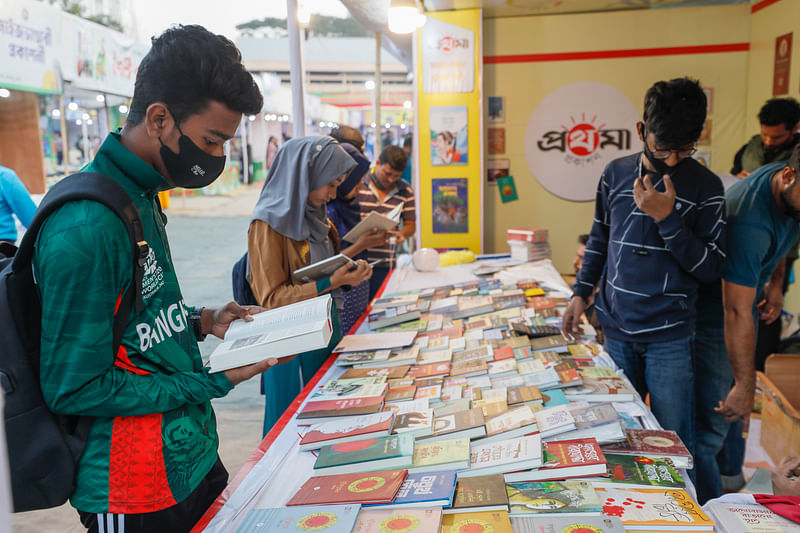 বইমেলায় প্রথমা প্রকাশনের স্টলে বই দেখছেন পাঠকেরা