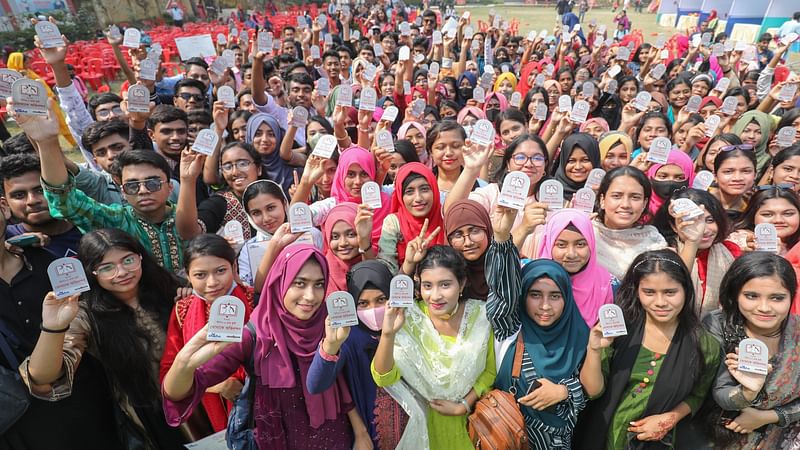 শিখো-প্রথম আলো জিপিএ-৫ কৃতী সংবর্ধনা অনুষ্ঠানে আসা শিক্ষার্থীদের উচ্ছ্বাস। আজ সকালে খুলনার আযম খান কমার্স কলেজ মাঠে