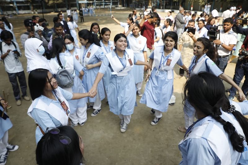 এইচএসসি পরীক্ষার ফলাফল প্রকাশের পর ভিকারুননিসা নূন স্কুল অ্যান্ড কলেজের শিক্ষার্থীদের উল্লাস