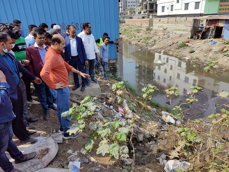 রাজধানীর মোহাম্মদপুর এলাকার রামচন্দ্রপুর খালের সামনে ঢাকা উত্তর সিটি করপোরেশনের মেয়র আতিকুল ইসলাম