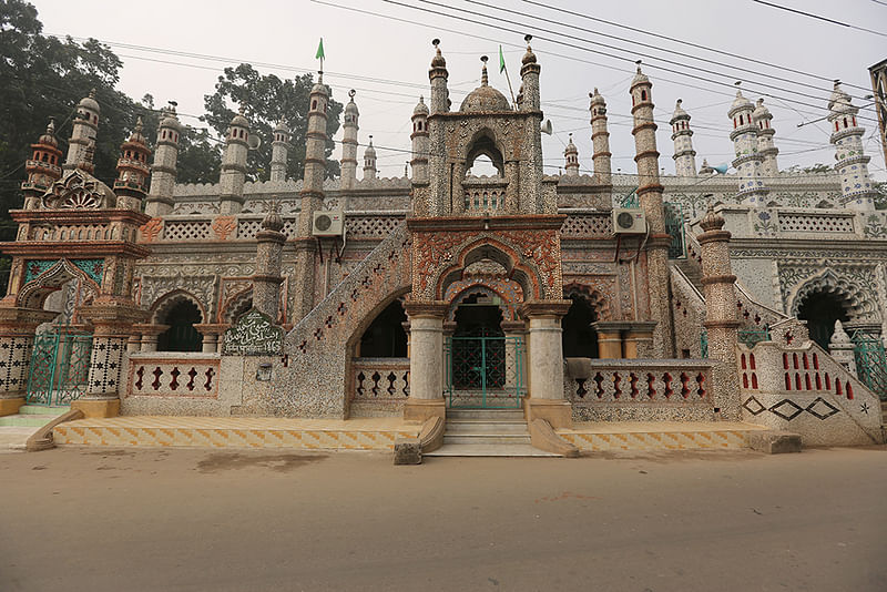 বাইরে থেকে চিনি মসজিদ