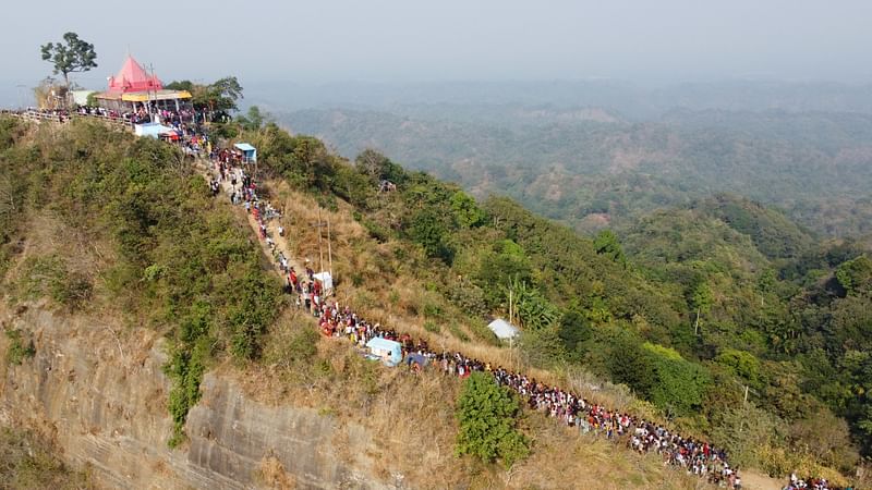 সমুদ্রপৃষ্ঠ থেকে প্রায় ১ হাজার ২০০ ফুট ওপরে চন্দ্রনাথ পাহাড়ের চূড়ায় থাকা চন্দ্রনাথ ধাম পরিক্রমা শেষে নামছেন পুণ্যার্থীরা। গতকাল শনিবার বিকেলে চট্টগ্রামের সীতাকুণ্ডের চন্দ্রনাথ ধামে