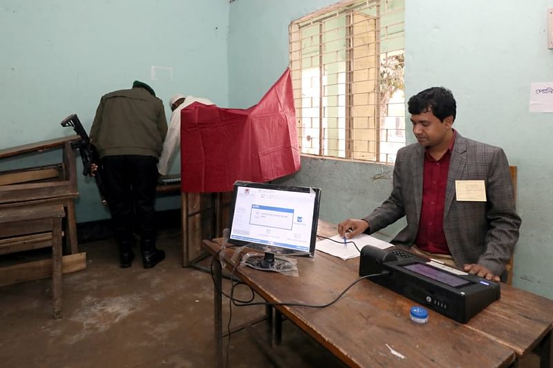 সরাইলে আলীনগর সরকারি প্রাথমিক বিদ্যালয় কেন্দ্রে গোপন কক্ষে ভোটার ছাড়াও অনাকাঙ্ক্ষিত ব্যক্তিদের উপস্থিতি দেখা গেছে