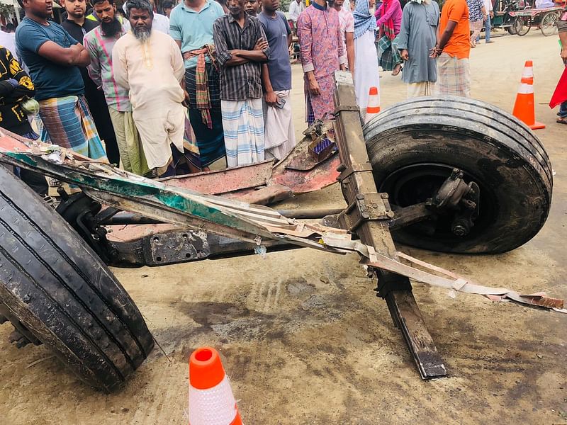 খুলনা থেকে ঢাকাগামী যাত্রীবাহী ইমাদ পরিবহনের বাসটির সামনের ডান পাশের চাকা এক্সপ্রেসওয়েতে ফেটে যায়