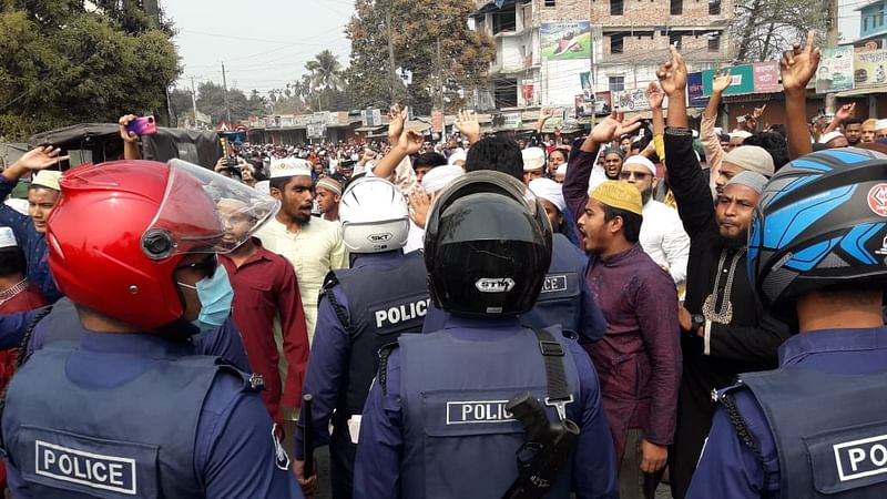 মুখোমুখি পুলিশ ও বিক্ষোভকারীরা। শুক্রবার দুপুরে পঞ্চগড় শহরের চৌরঙ্গী মোড়ে