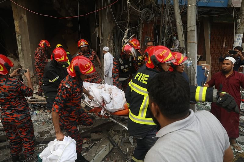 বিস্ফোরণে ক্ষতিগ্রস্ত ভবনে  ফায়ার সার্ভিসের উদ্ধার তৎপরতা