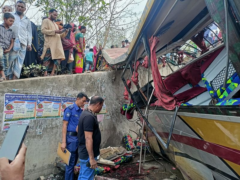 মাদারীপুরের শিবচর উপজেলার কুতুবপুর এলাকায় ঢাকাগামী যাত্রীবাহী বাস খাদে পড়ে ১৬ জন নিহত হয়েছেন