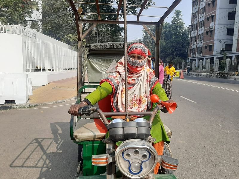 সাতজনের সংসারের খরচ মেটাতে ইজিবাইক চালান সুমি